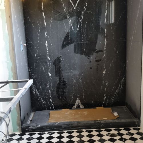 Baño con chapado y solado en rombos
