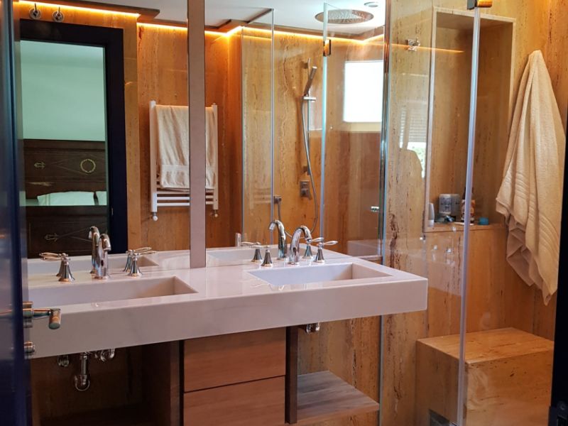 Baño travertino y mármol blanco