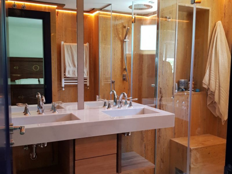 Baño travertino y mármol blanco