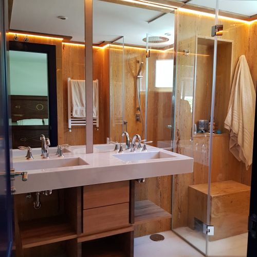 Baño travertino y mármol blanco